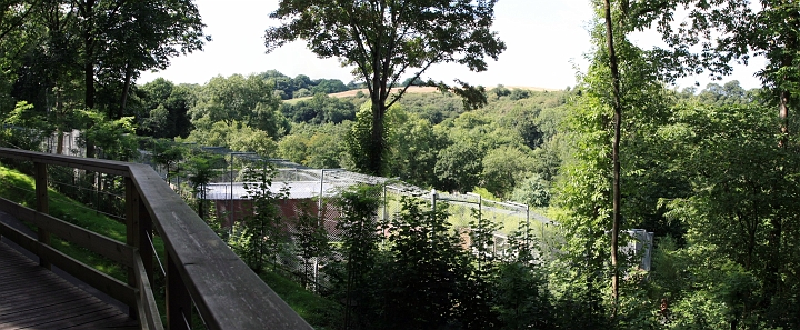 [9] pano, 100CANON, 3 images, IMG_3088 - IMG_3090 - 3956x1632 - SCUL-Smartblend.jpg - on peut voir une partie du zoo qui est bien vert